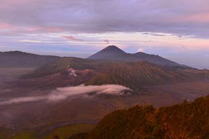 Lever de soleil en Indonésie. Le Bromo nous offre un panorama à couper le souffle.